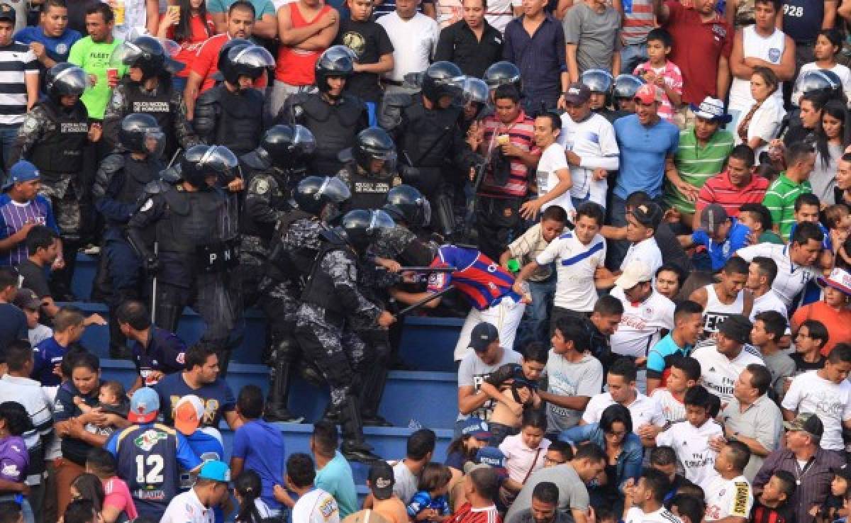 VIDEO: Policía detiene a provocador aficionado de Olimpia