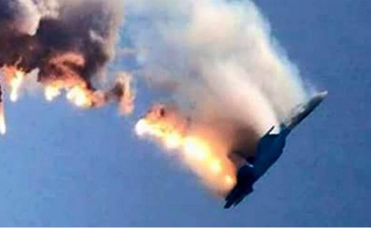 ESPECIAL: Turquía derriba avión ruso y rebeldes sirios matan a uno de los pilotos