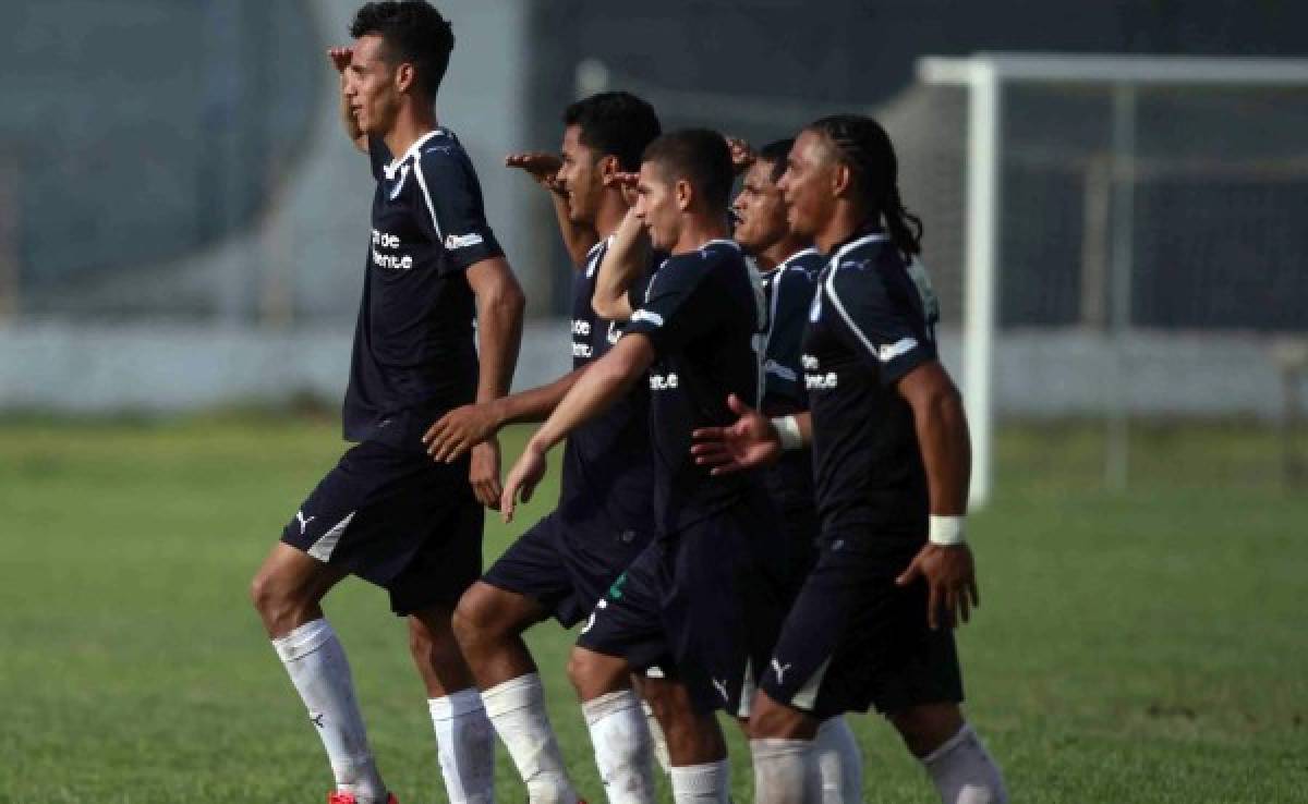 Jugadores de Parrillas y Honduras celebran al estilo de una banda de guerra