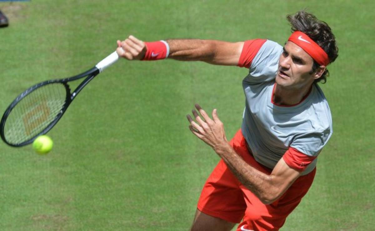 Federer inicia ganando su defensa del título en Halle
