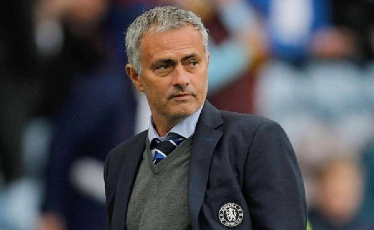 Mourinho felicita a jugadores del Bradford tras eliminar al Chelsea