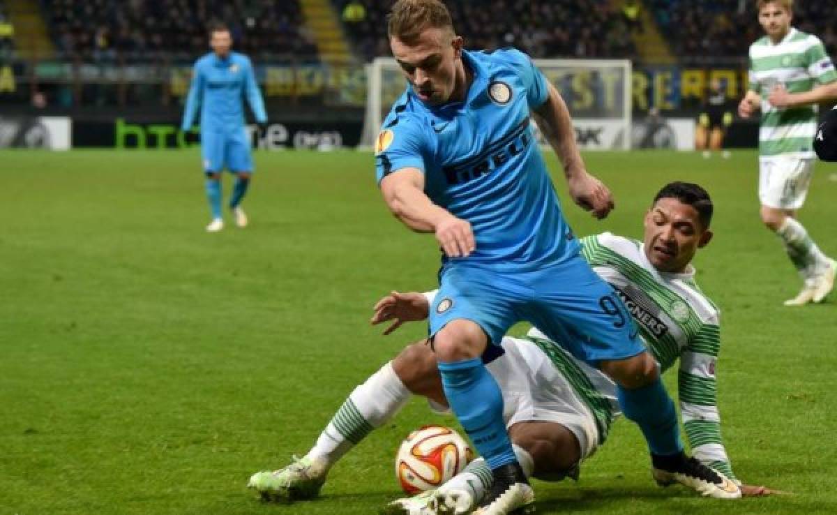 Emilio Izaguirre marcando al suizo Xherdan Shaqiri. (Foto: Agencia AFP)