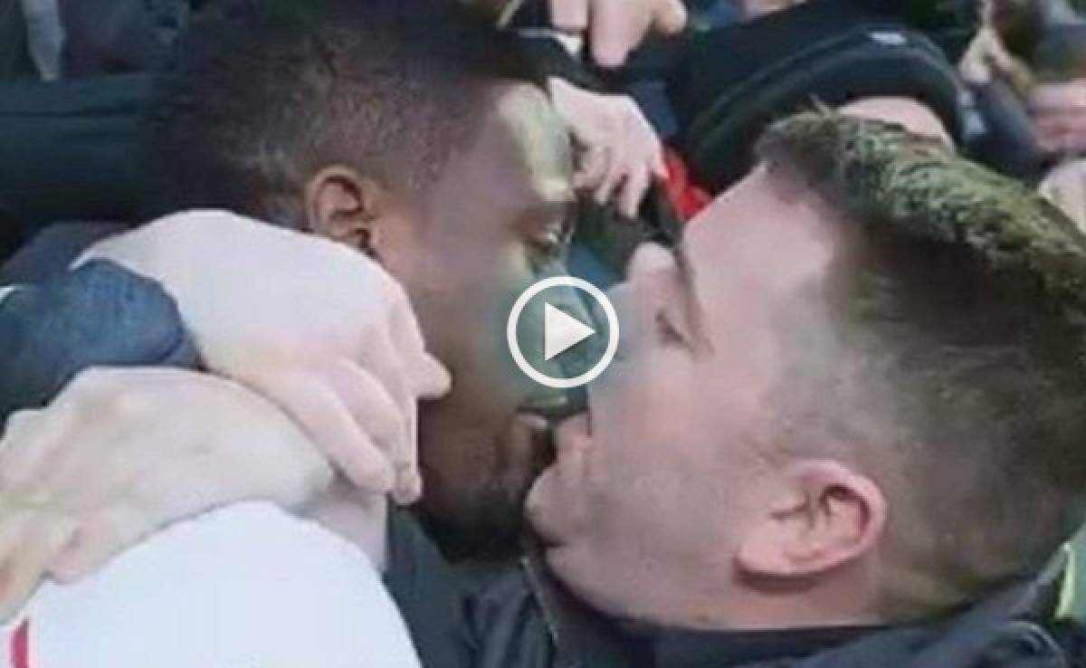 VIDEO: Delantero del Liverpool festejó un gol con sus aficionados y se lo 'comieron' a besos