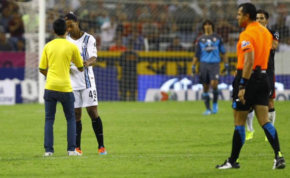 VIDEO: Ronaldinho firmó camiseta de aficionado en pleno partido