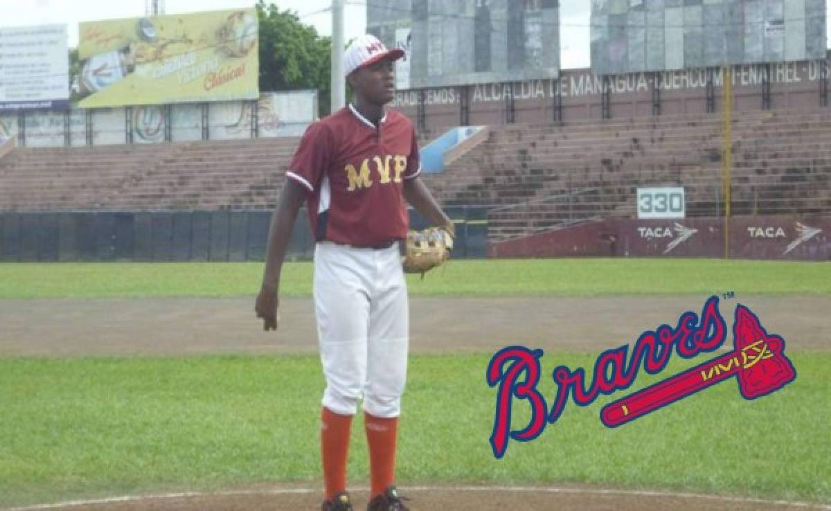 Promesa del béisbol nicaragüense firma con los Bravos de Atlanta
