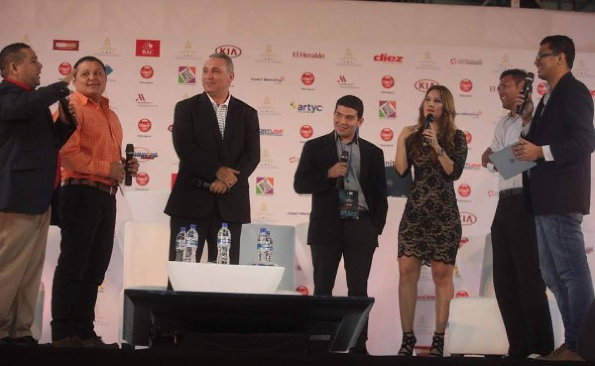 Stoichkov junto al equipo de Diez, Nahún Aguilar, Christian Girón, Marco Aguilar, Jenny Fernández, el jugador Milton Reyes y Jorge Fermán.