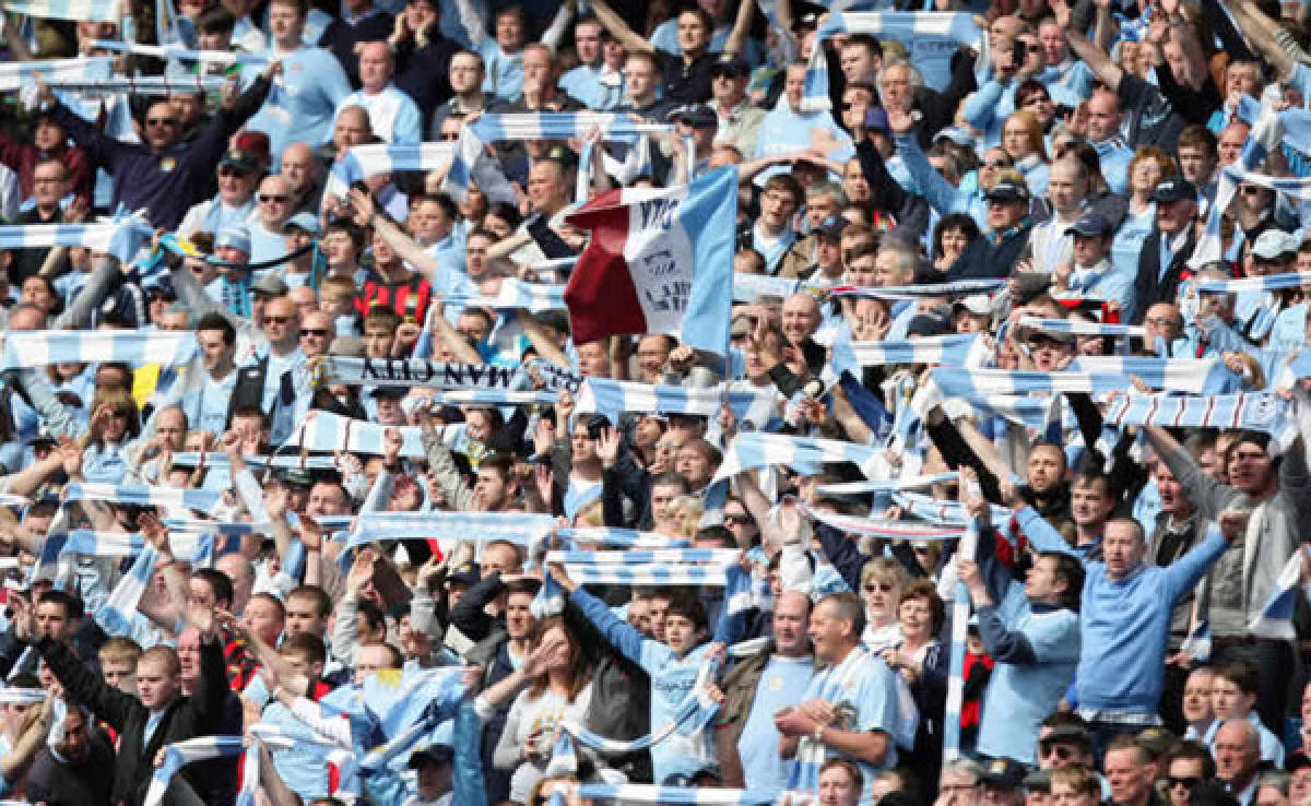 Policía española desaloja de trenes a afición de Manchester City por altercados