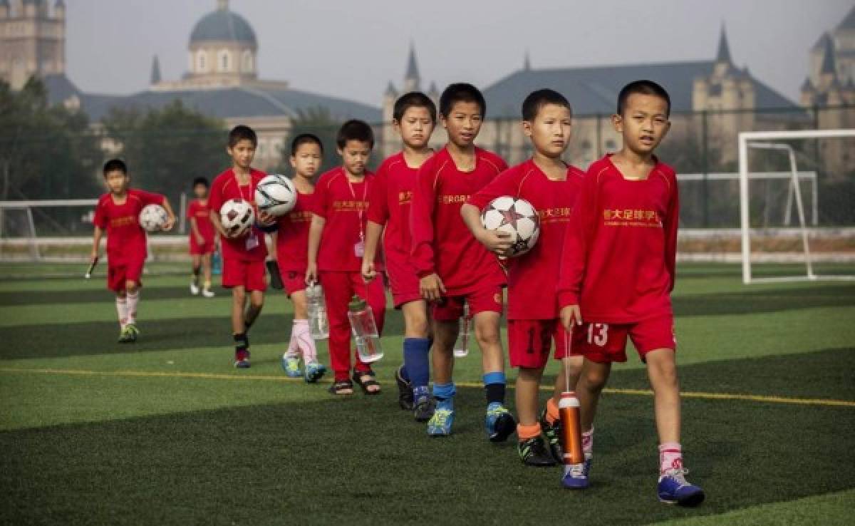 Gobierno chino decide introducir el fútbol en las escuelas para mejorar su nivel