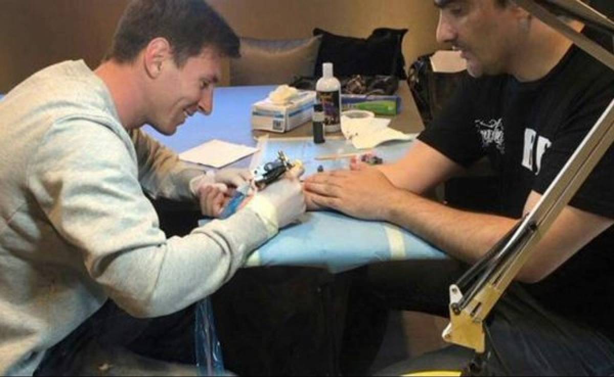 El delantero Lionel Messi debuta como tatuador
