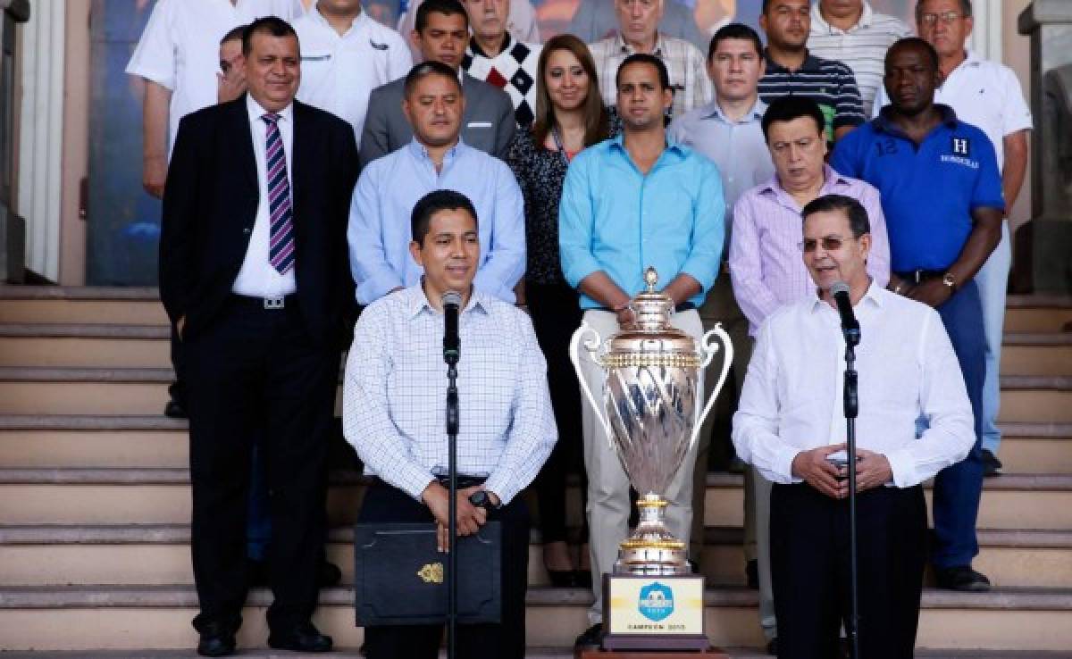 En Honduras presentan trofeo de la Copa Presidente