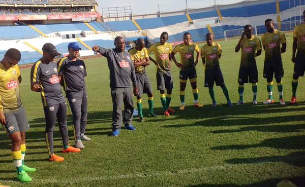 Sudáfrica entrenó estre lunes en el estadio Olímpico