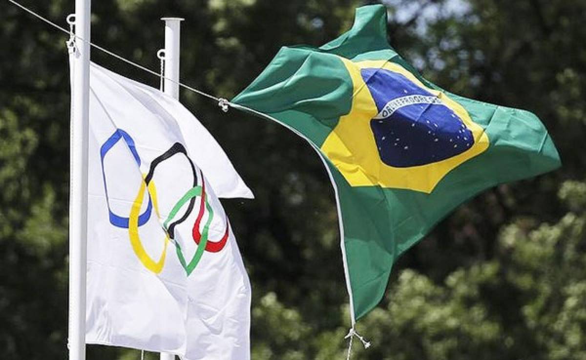 A cien días el inicio de JJOO de Rio, la llama olímpica pasa a manos de Brasil