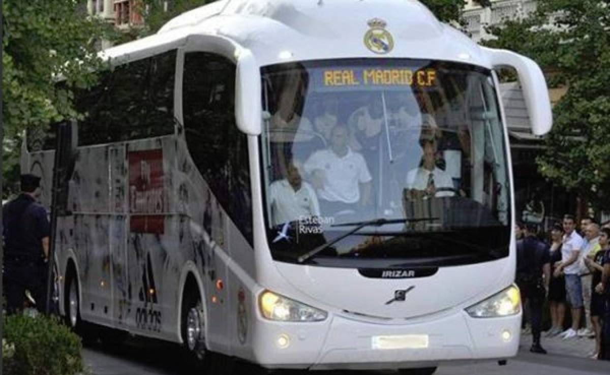 Apedrean autobús del Real Madrid y le ponen pegatinas del Barcelona