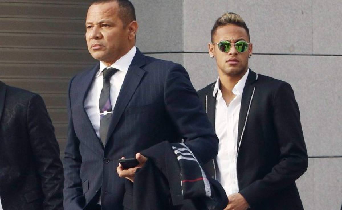 Padre de Neymar dice al juez que su hijo tiene una oferta millonaria