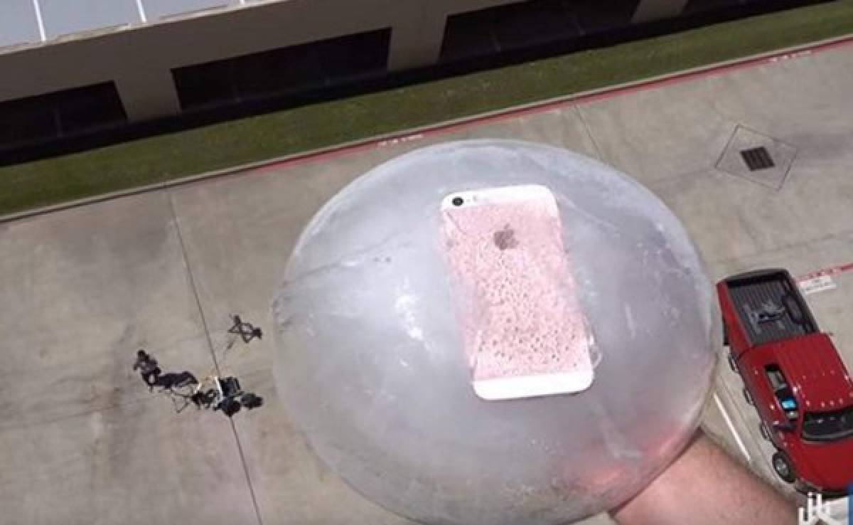 VIDEO: Congelan un iPhone SE para ver si resiste una caída de 30 metros