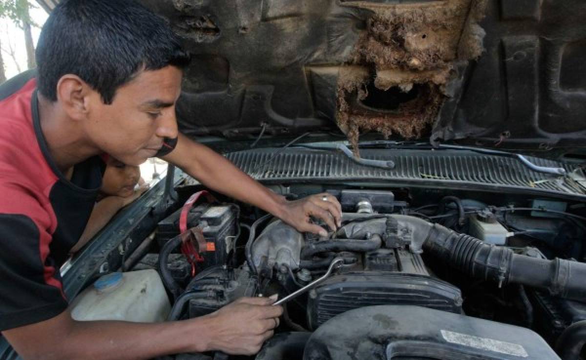 El mecánico que calibra el motor del Juticalpa de Honduras