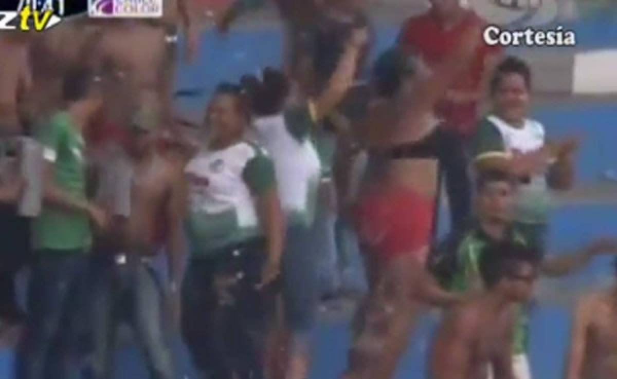 VIDEO: En La Ceiba mujer se queda en brasier celebrando gol de Juticalpa  