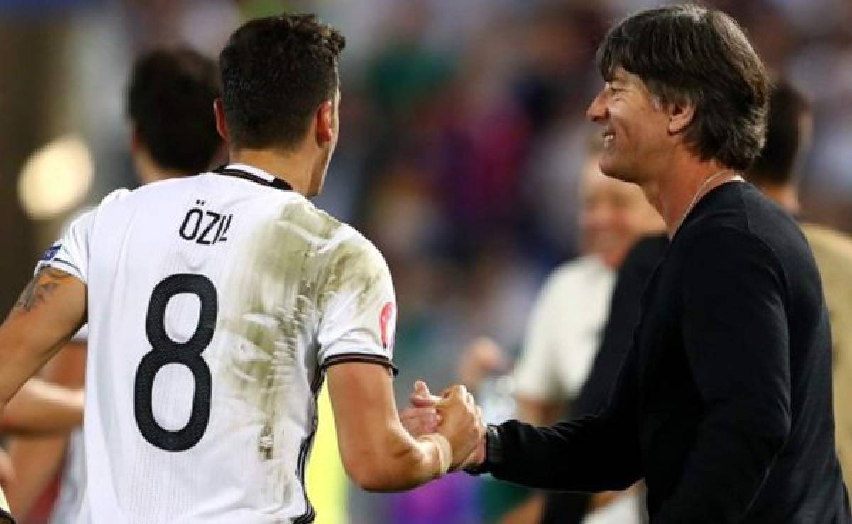 Joachim Löw deja afuera a Özil y convooca a jóvenes en Alemania