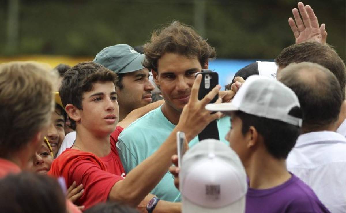 Rafael Nadal pelotea junto a niños argentinos de asentamientos precarios