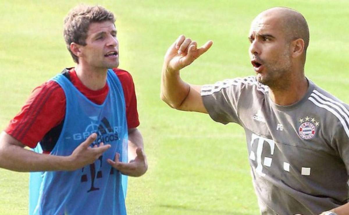 Müller y Guardiola se calientan durante entrenamiento del Bayern Múnich