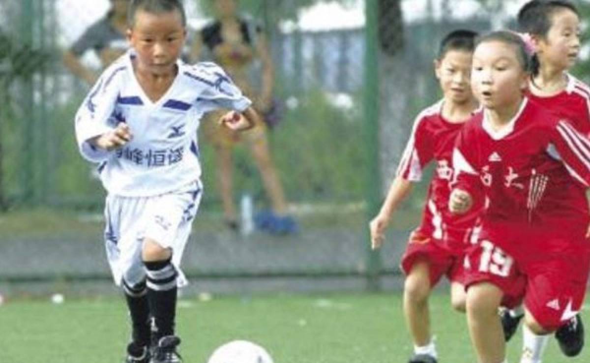 Niños chinos tendrán libros de texto dedicados a enseñar sobre futbol