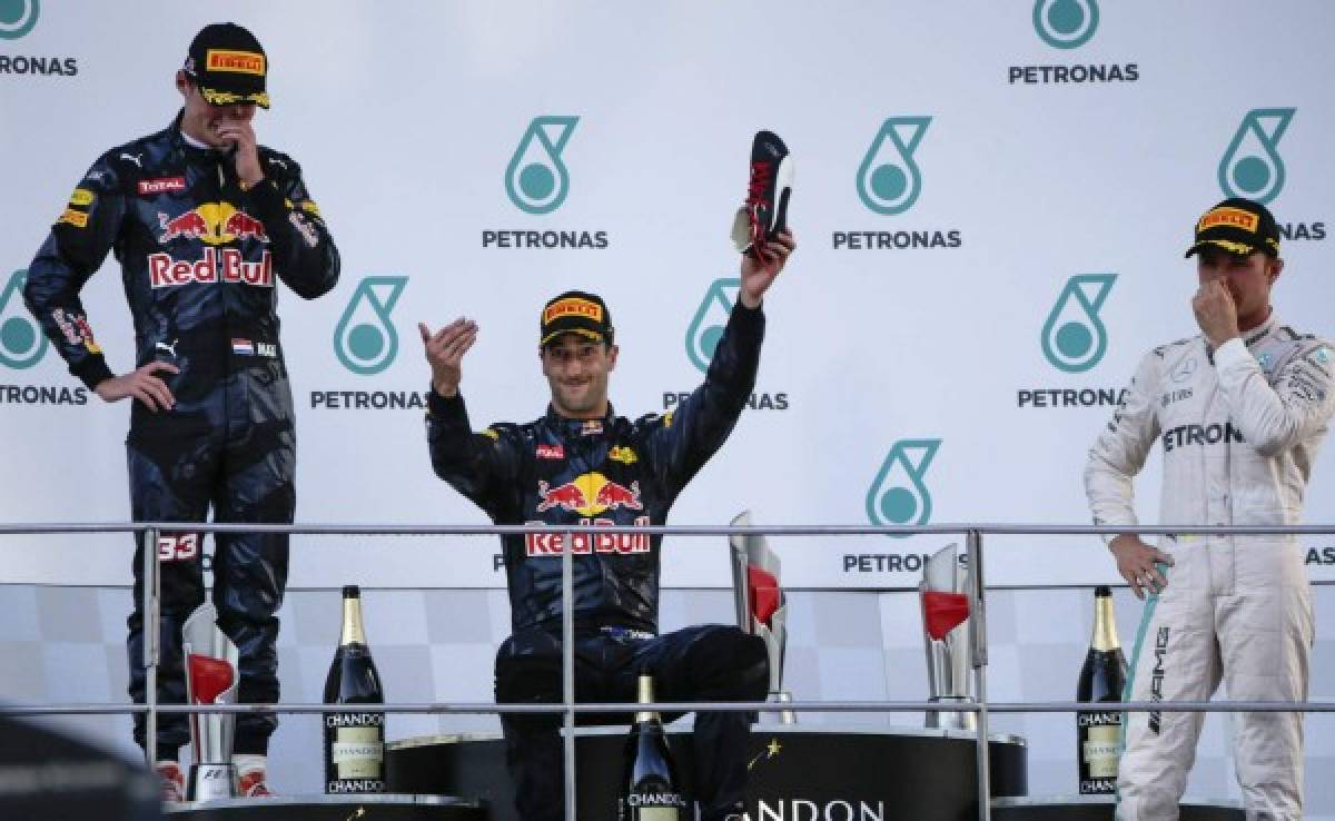 Ricciardo encabeza doblete de Red Bull y Rosberg más líder al abandonar Hamilton