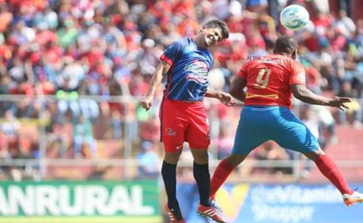 Tico Ronald Gómez mete al Malacateco en semifinales del fútbol guatemalteco