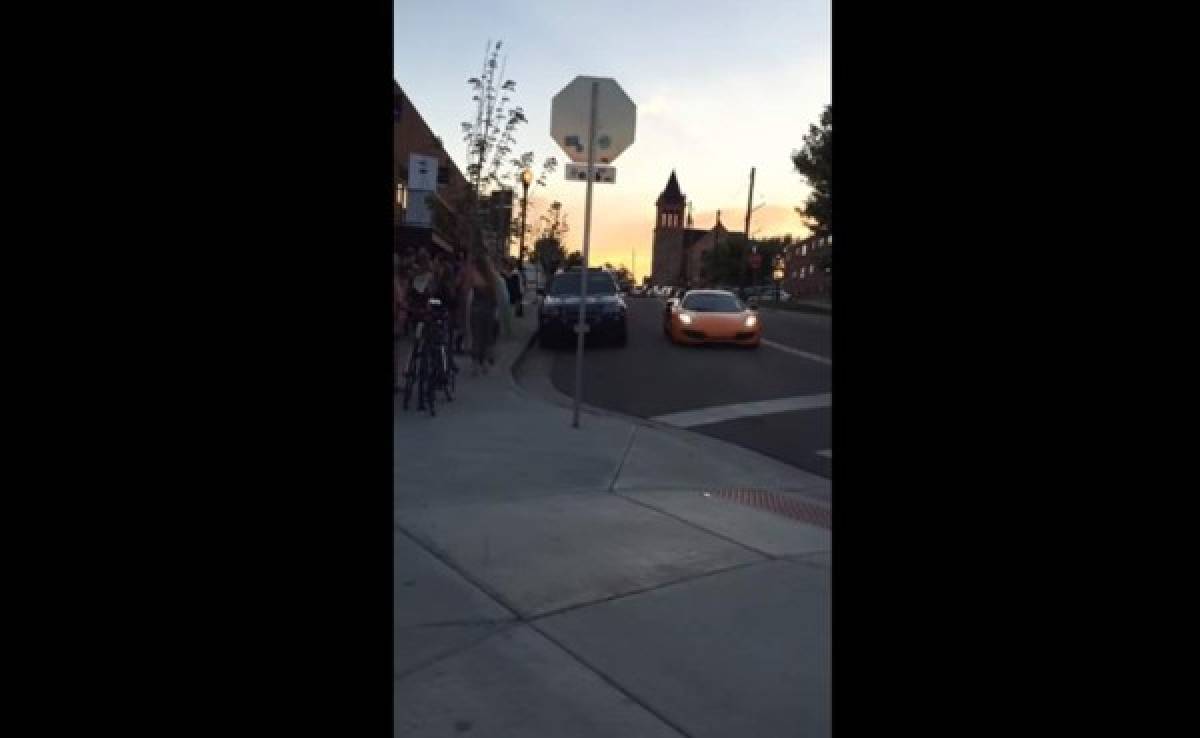 VIDEO: Skater destruye el vidrio de un McLaren que se pasó semáforo en rojo