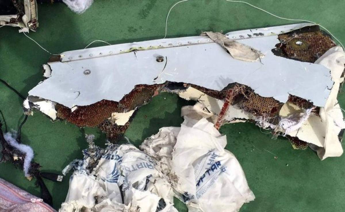 Informe Especial: Forenses egipcios creen que hubo explosión en el vuelo EgyptAir