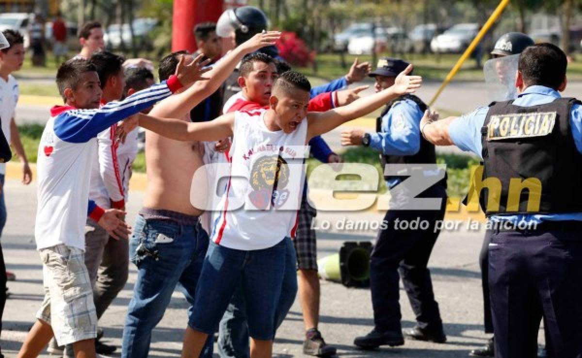 Imágenes: Piedras, armas y violencia en la pelea de barras previo al Real España-Olimpia