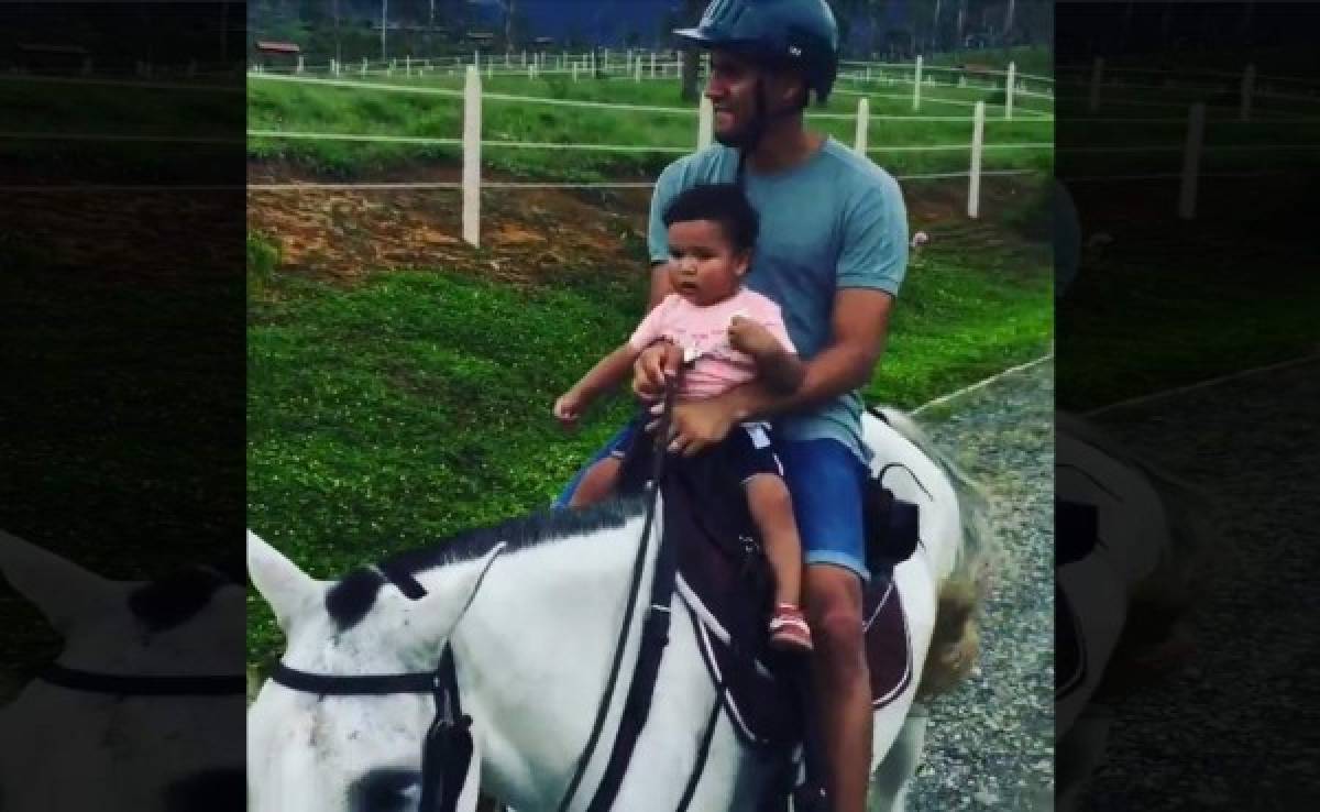 VIDEO: Keylor Navas disfruta sus vacaciones montando un burro