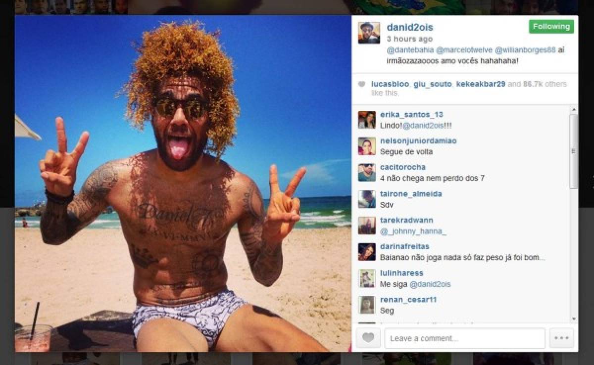 Dani Alves se pone peluca para imitar a compañeros brasileños