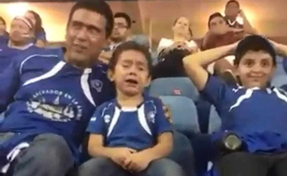 VIDEO: Niño salvadoreño llora desconsoladamente por su selección nacional