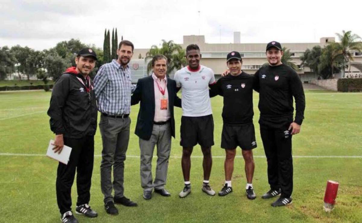 Jorge Luis Pinto visita a Brayan Beckeles en entrenamiento de Necaxa