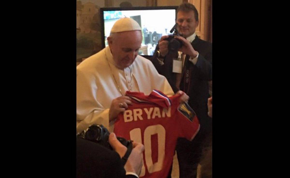 El tico Bryan Ruiz obsequia camiseta de Costa Rica al Papa