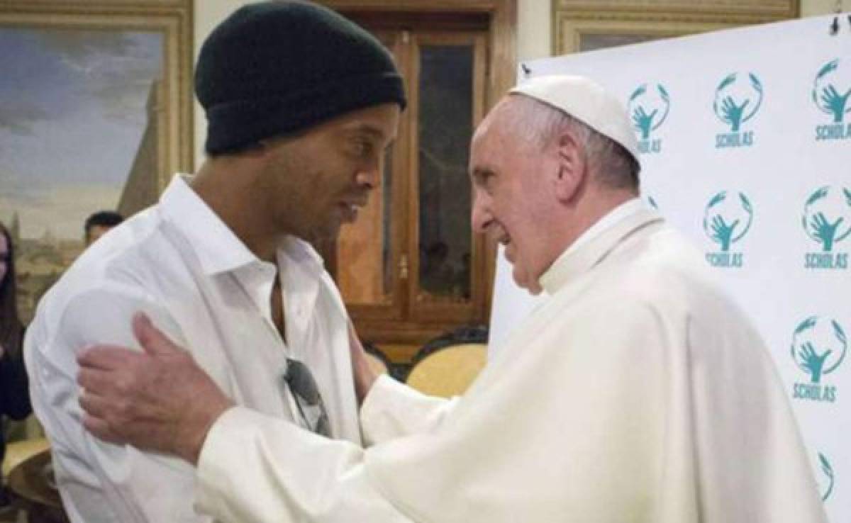 VIDEO: Papa Francisco sorprende a Ronaldinho con dos preguntas
