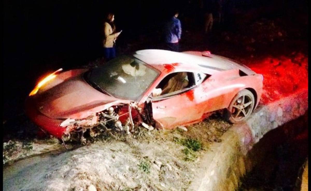 Arturo Vidal sufre accidente y destroza su Ferrari en Chile