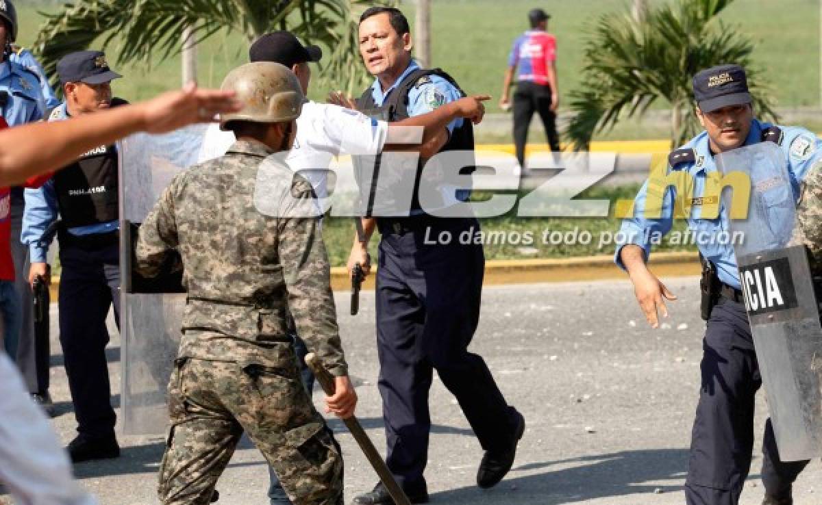 Imágenes: Piedras, armas y violencia en la pelea de barras previo al Real España-Olimpia