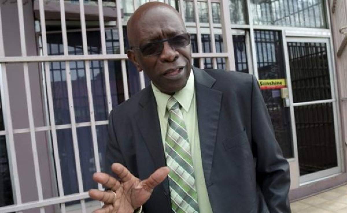 El exvicepresidente de FIFA Jack Warner permanece detenido en Trinidad