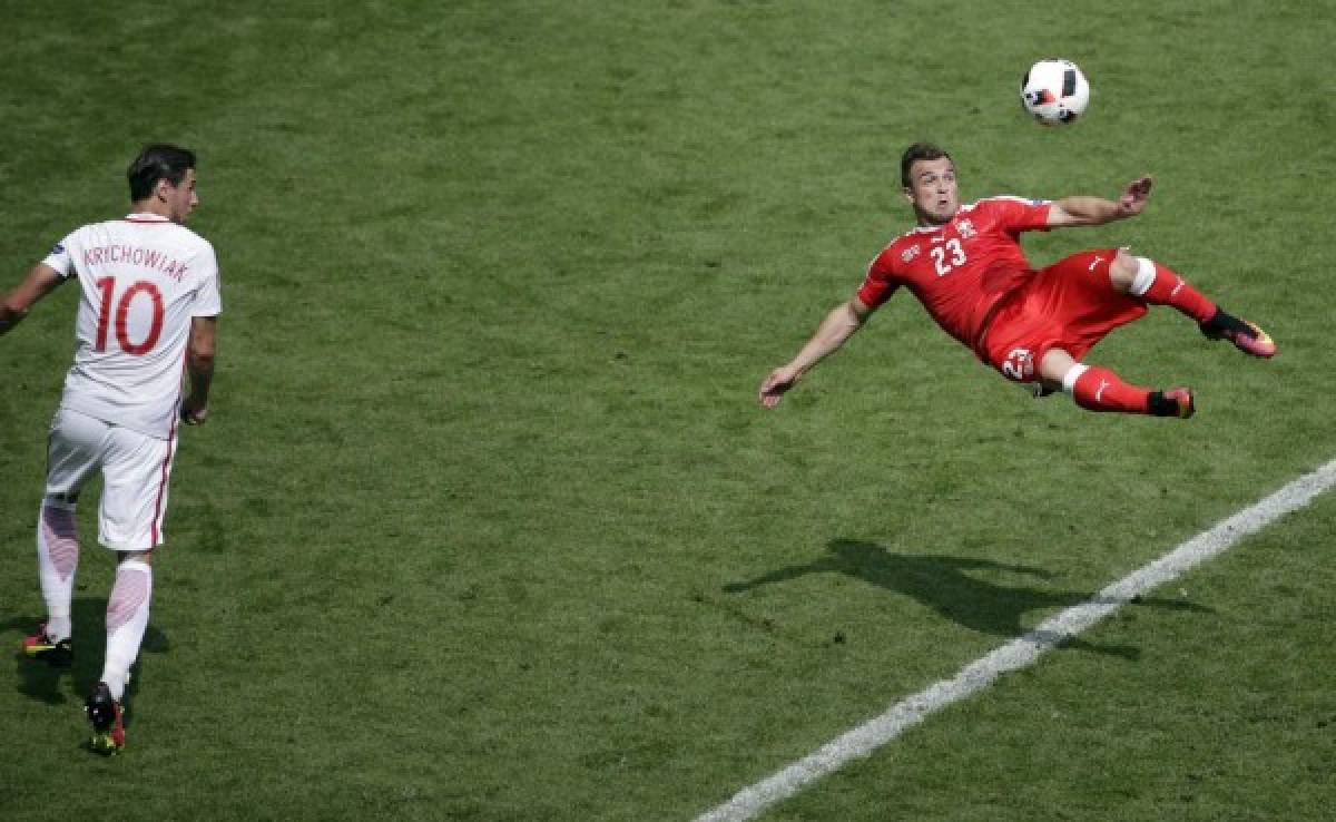 El ¡espectacular gol! de chilena de Shaqiri en el Suiza-Polonia