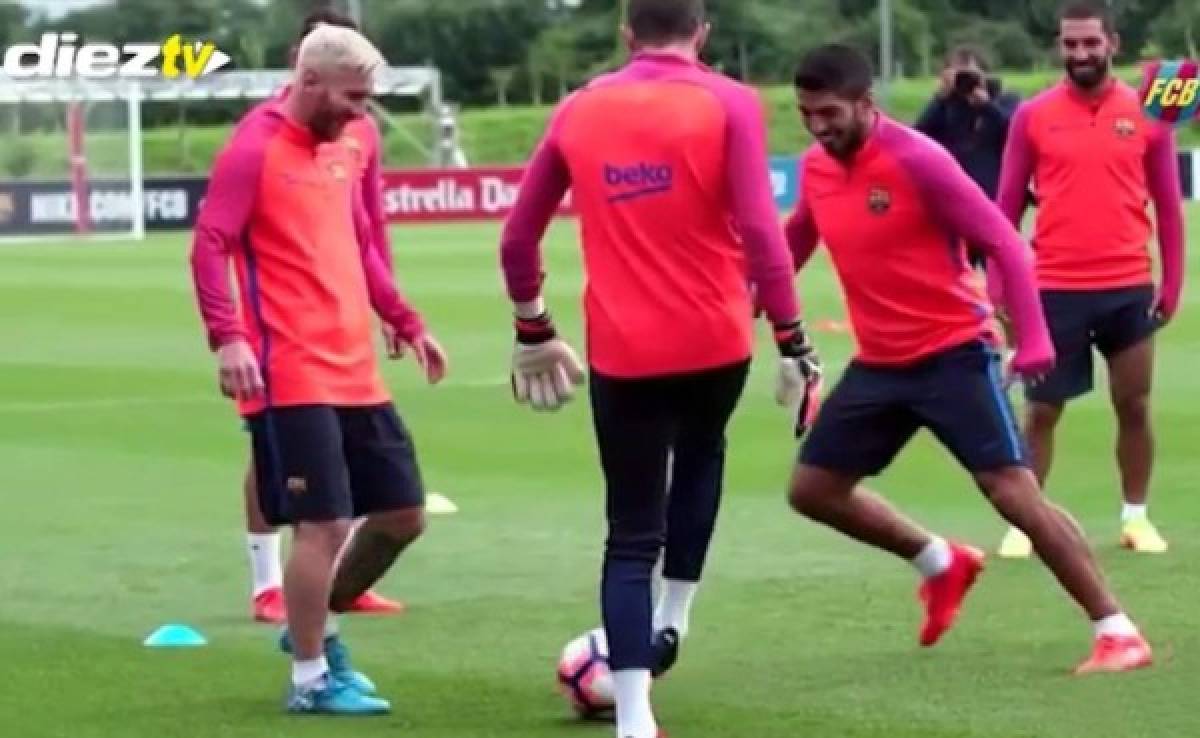 Video: Messi y la joya de caño que le hizo a Luis Suárez en un entrenamiento con el Barcelona