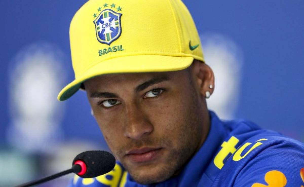 Brasileño Neymar defiende su derecho a salir de fiesta