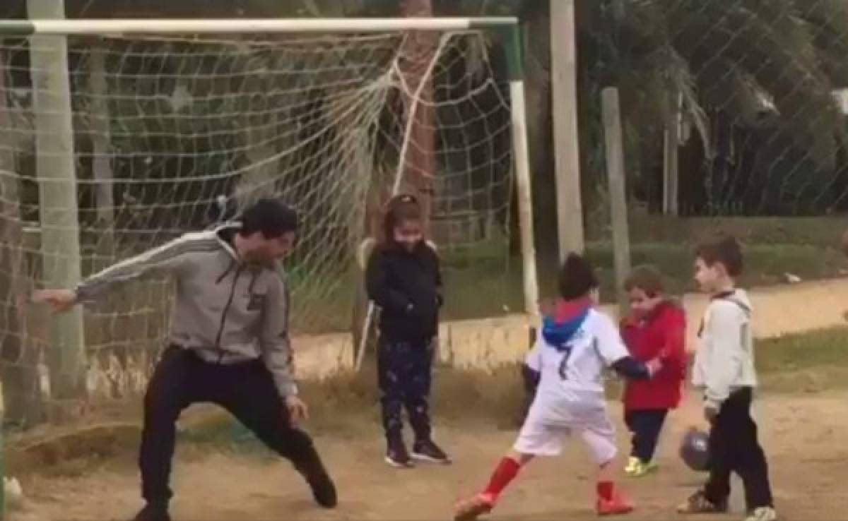 Luis Suárez juega como portero en un partido con niños durante sus vacaciones
