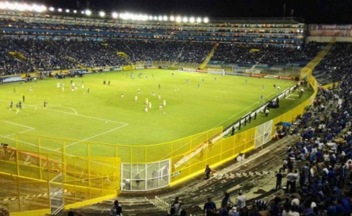 El estadio Cuscatlán está listo para el encuentro que disputarán El Salvador frente a México por el grupo A de la eliminatoria de Concacaf. Foto cortesía Diario El Gráfico