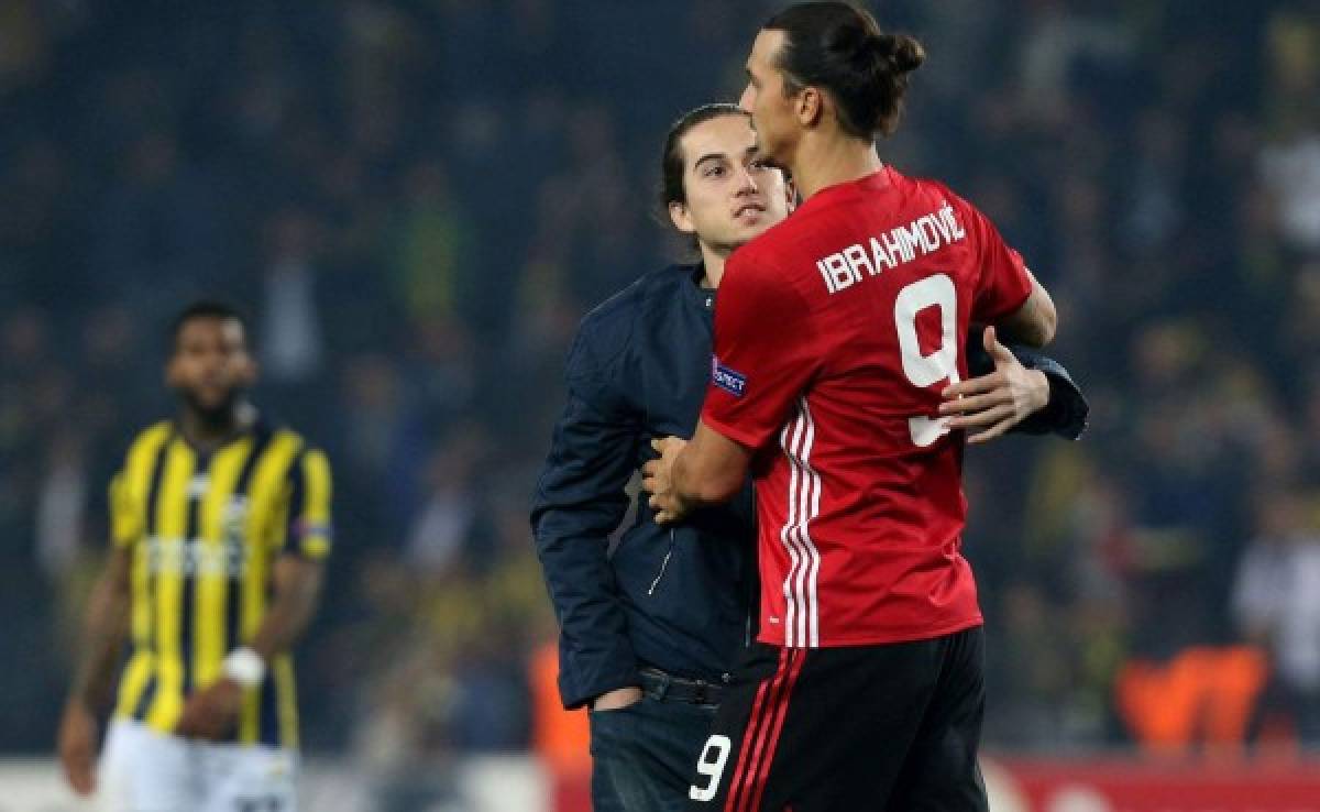 VIDEO: La reacción de Zlatan Ibrahimovic al ser tocado por el árbitro