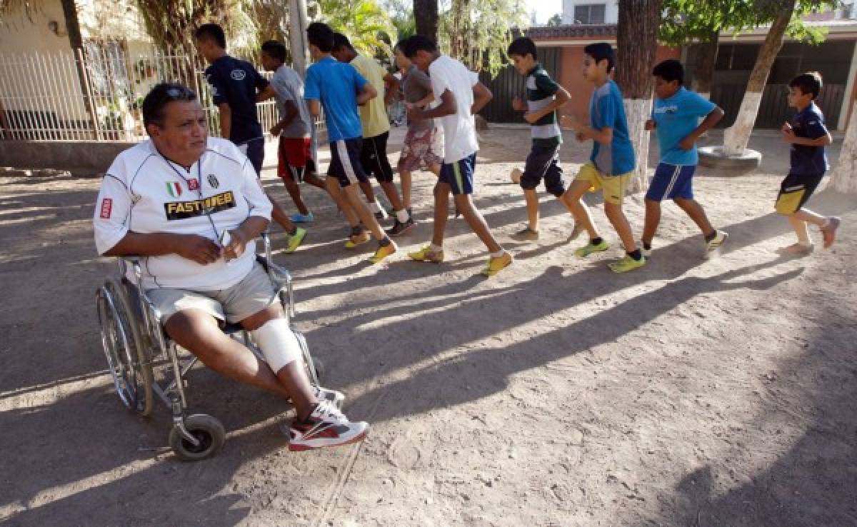 Osvaldo Vera, un chileno que enseña fútbol en silla de ruedas en Honduras