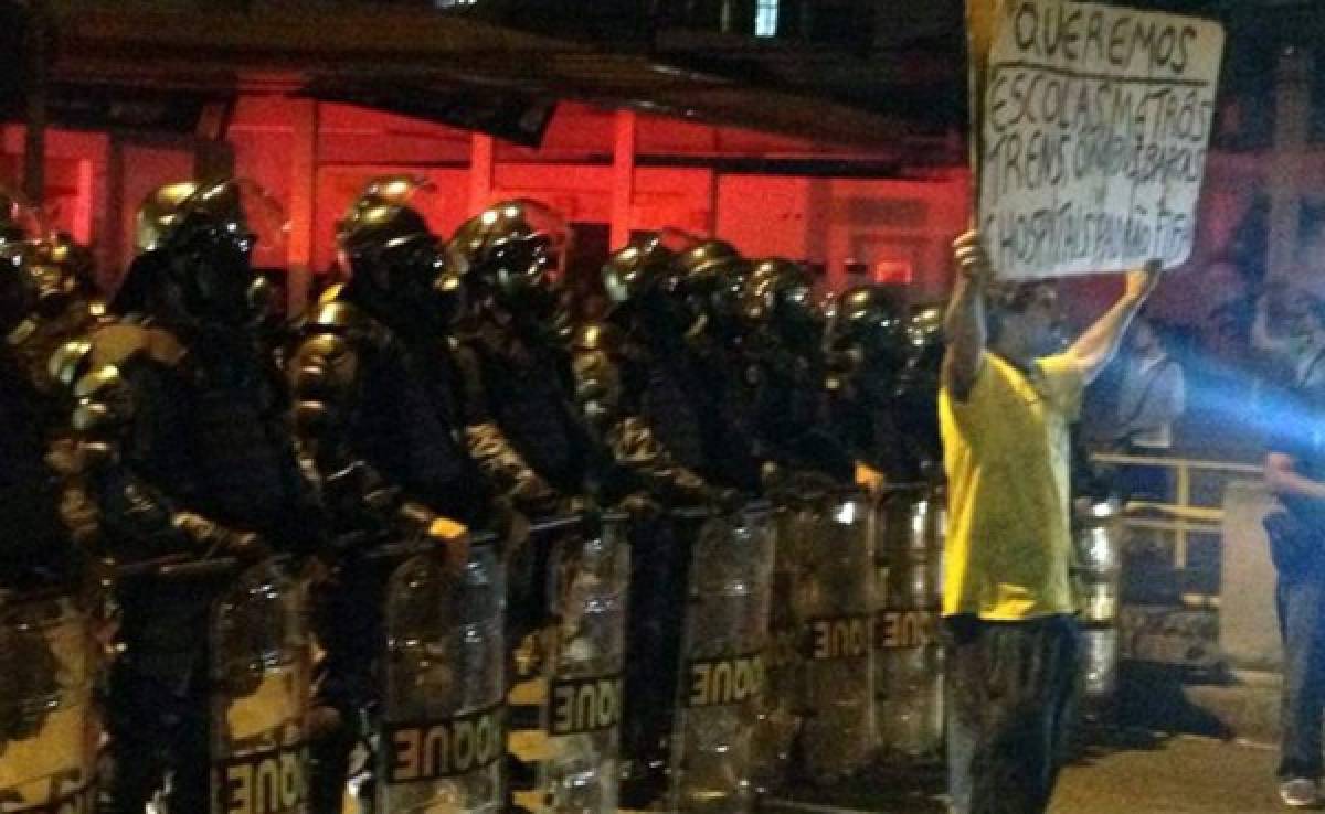 Manifestantes atacan agencias bancarias al ser impedidos de ir al Maracaná
