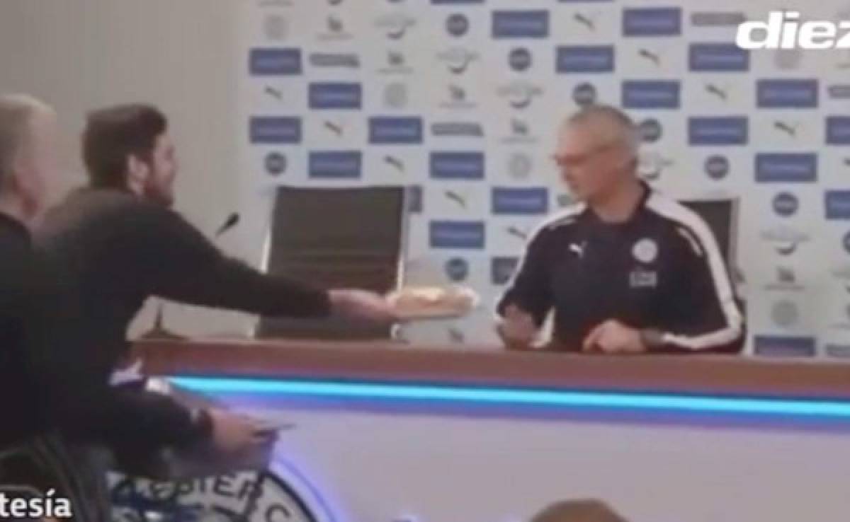 VIDEO: Entrenador del Leicester rechaza salchicha con su nombre