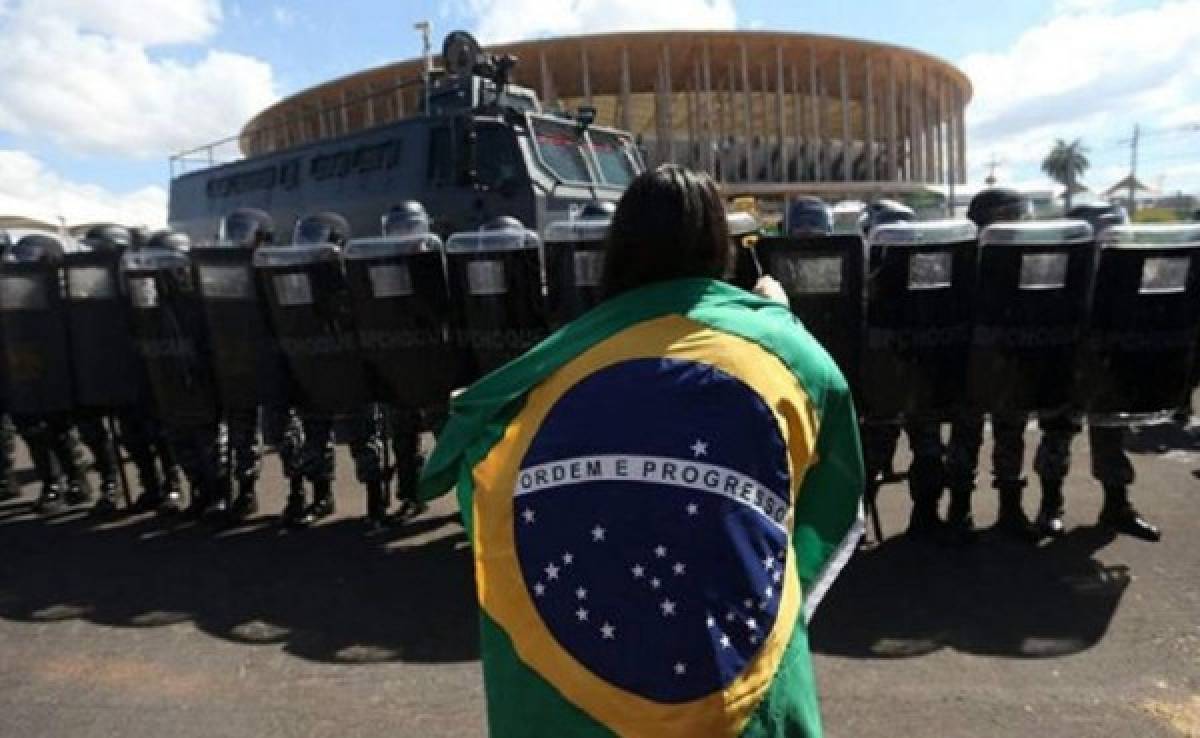 Policía de Brasil paraliza labores y amenaza con huelga en el Mundial