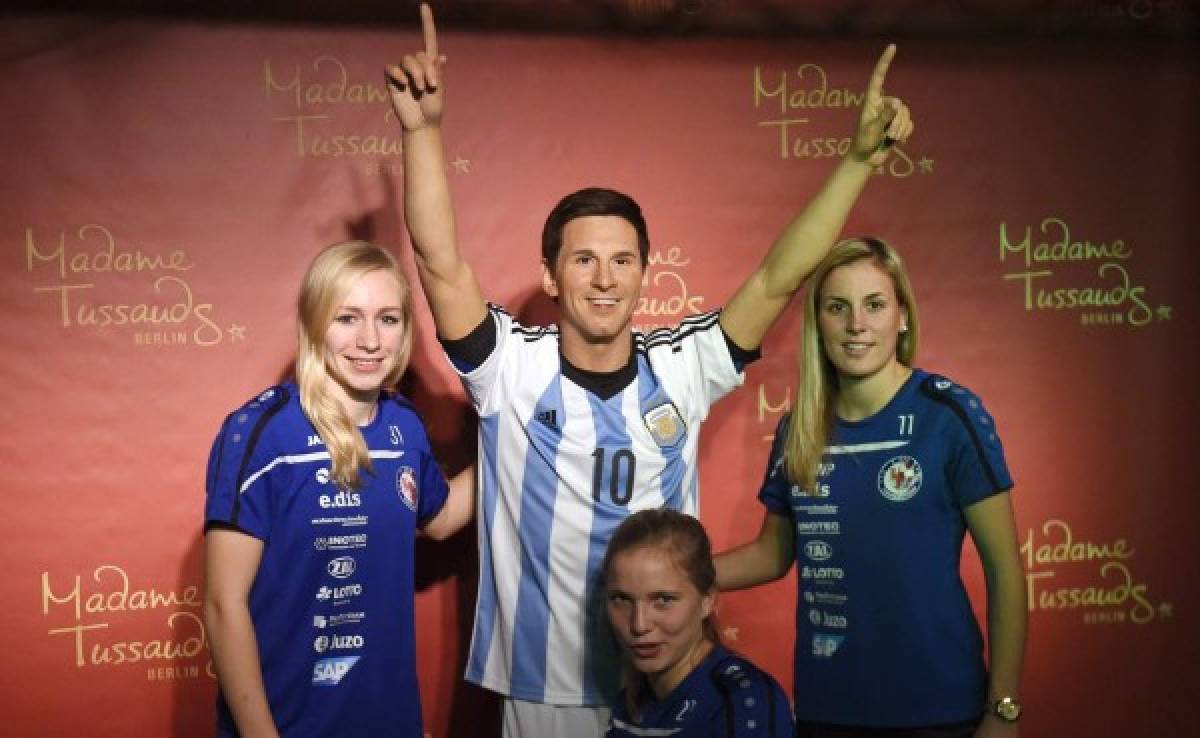 Jugadoras alemanas se toman con foto con el Messi de cera
